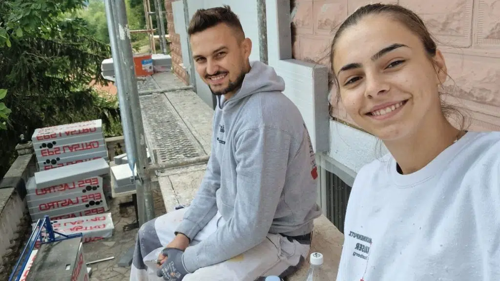 Tomislavgradska sportašica, po zanimanju medicinska sestra, postavlja fasade! (video)