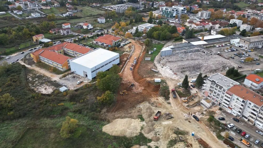 Radovima na prometnicama u obuhvatu Regulacijskog plana Bare 1 želi se postići veća sigurnost odvijanja prometa motornih vozila i pješačkog prometa