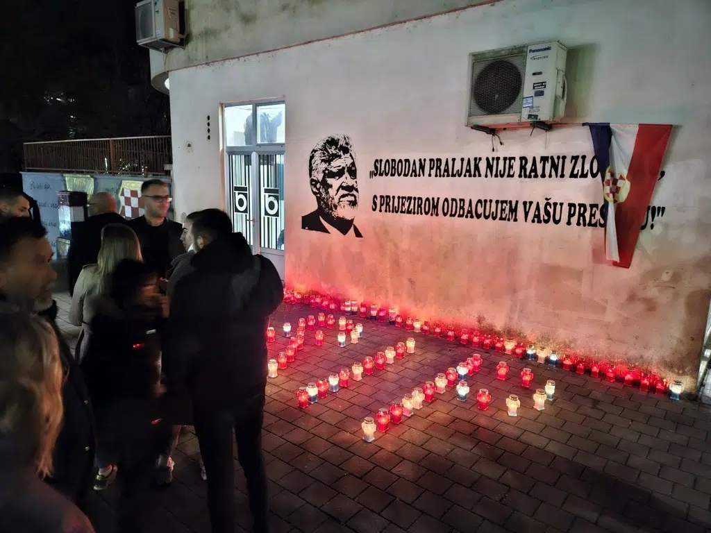 FOTO | Kod murala generala Praljka zapaljene svijeće povodom 7. godišnjice njegove smrti
