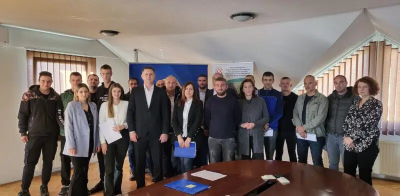 Ministar poljoprivrede, vodoprivrede i šumarstva Hercegbosanske županije Božo Perić potpisao Ugovore o financijskoj potpori s mladim poljoprivrednicima, poljoprivrednim udrugama, potporu dobili i projekti iz oblasti agroturizma