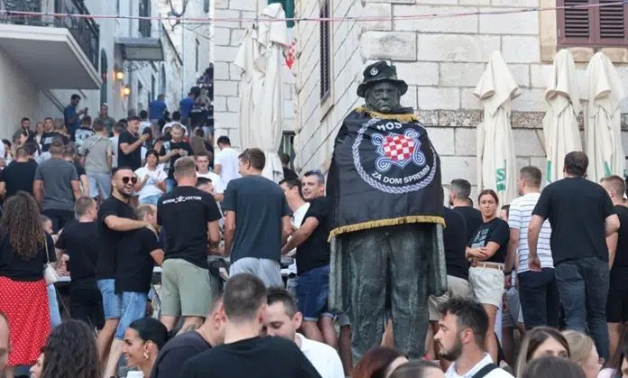 Policija Pocela Kaznjavati Ljude Zbog Obiljezja Na Thompsonovom Koncertu U