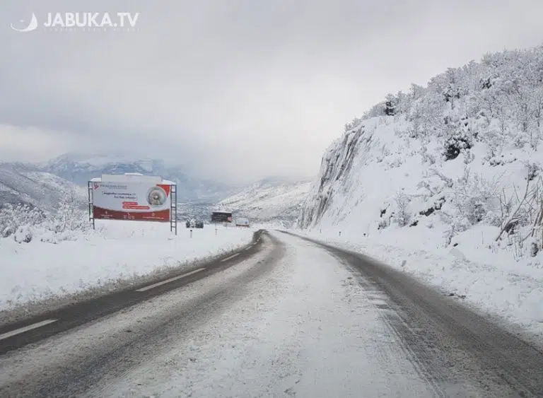 Snijeg blokirao promet diljem BiH