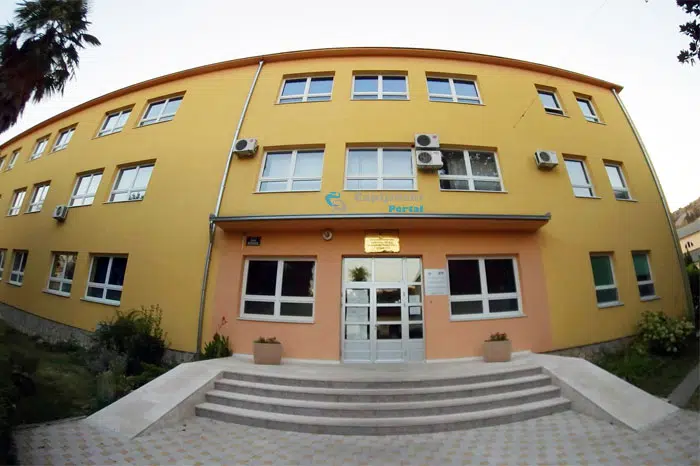 Uprava škole tvrdi: Učenik oružjem prijetio nastavnici i drugim učenicima!