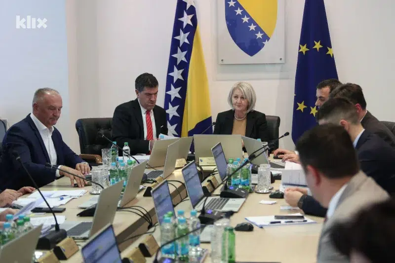 Usvojena odluka o povećanju plaća zaposlenim u državnim institucijama