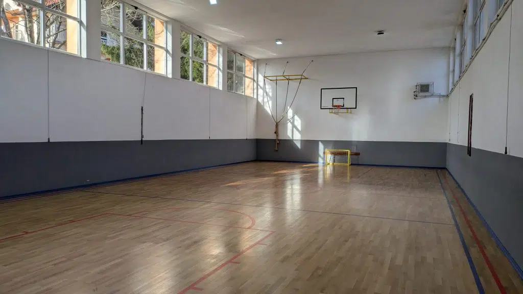 Obnovljena dvorana Srednje strukovne škole Tomislavgrad, klupama uređeno i dvorište škole