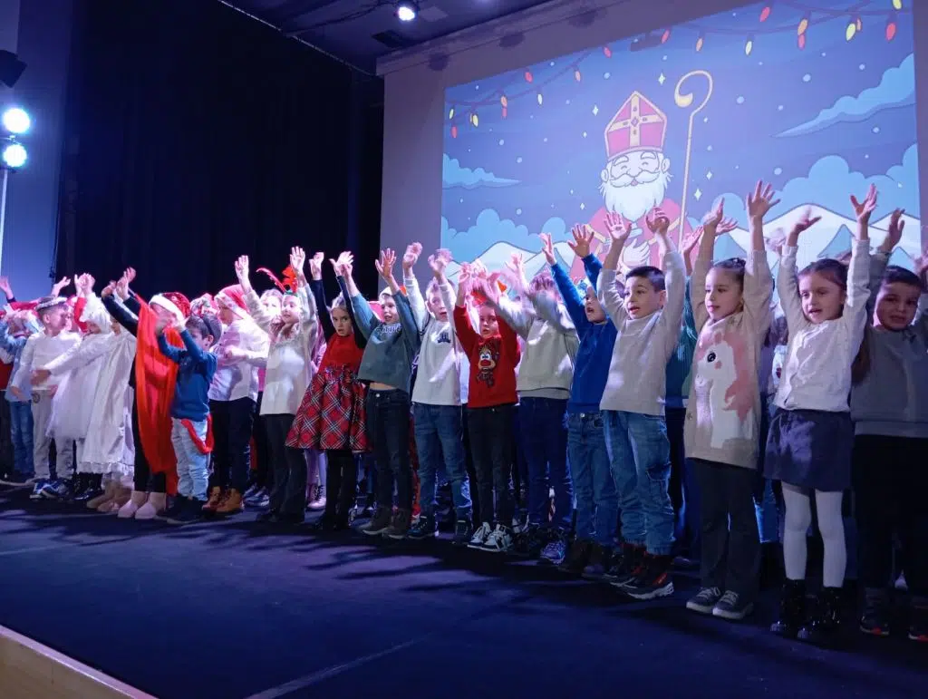 Sveti Nikola darivao najmlađe učenike Osnovne škole Ivana Mažuranića