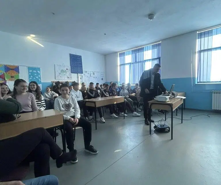 Dr. Dijana Mamić osnovcima u Stipanićima održala predavanje o štetnosti konzumiranja opojnih sredstava