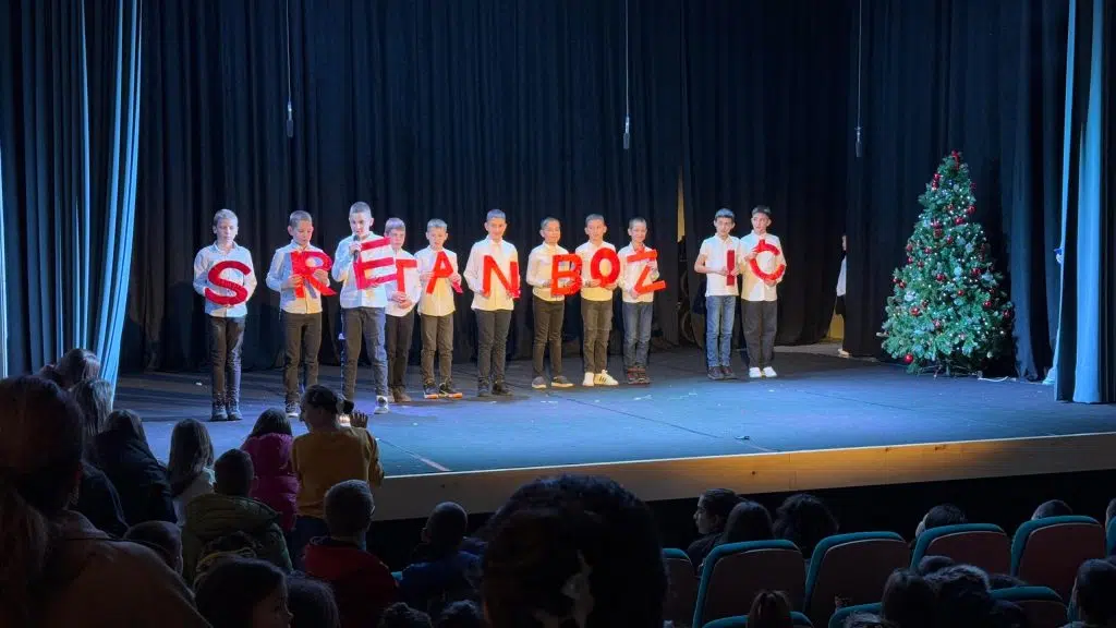 “Božiću u susret 2024.”: Održana božićna priredba OŠ Ivana Mažuranića (foto/video)