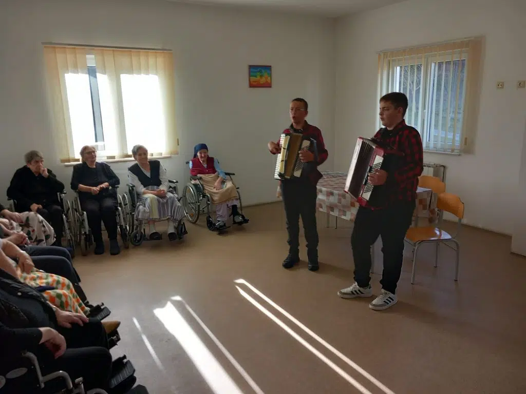 Starački dom u Tomislavgradu ispunjen radošću koju donesoše učenici OŠ fra Mijo Čuić Bukovica