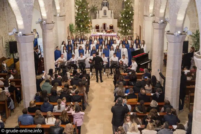 FOTO: Održan Božićni koncert Glazbene škole Grude
