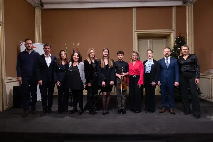 ANTONIO-SARIC-ODUSEVIO-RIM-Spektakularni-koncert-mladog-violinista-u-prepunoj.jpg