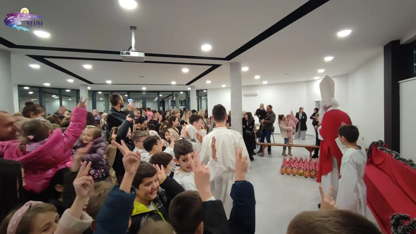 FOTO: Sveti Nikola darivao dječicu u Neumu