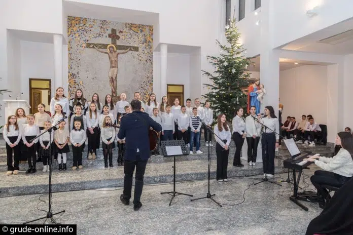 FOTO: U Tihaljini održan jubilarni 20. Adventsko-božićni koncert