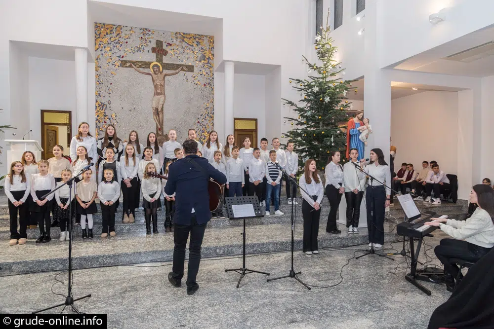 FOTO: U Tihaljini održan jubilarni 20. Adventsko-božićni koncert