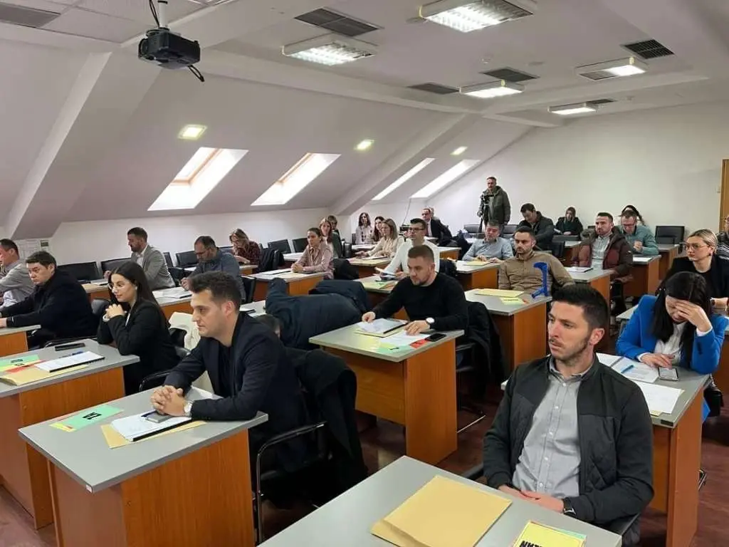Prekinuta konstituirajuća sjednica Gradskog vijeća Livna, većina koju čine HDZ 1990, SDA i HNP izašla iz sale