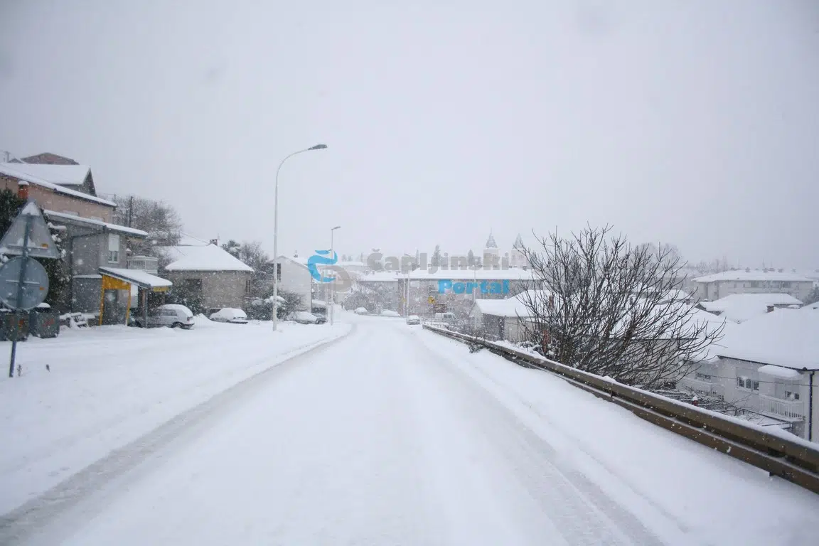 Snijeg otežava promet u većem dijelu BiH
