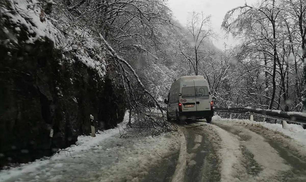 Snijeg stvara probleme na prometnicama diljem Bosne: Na dijelovima obustavljen promet