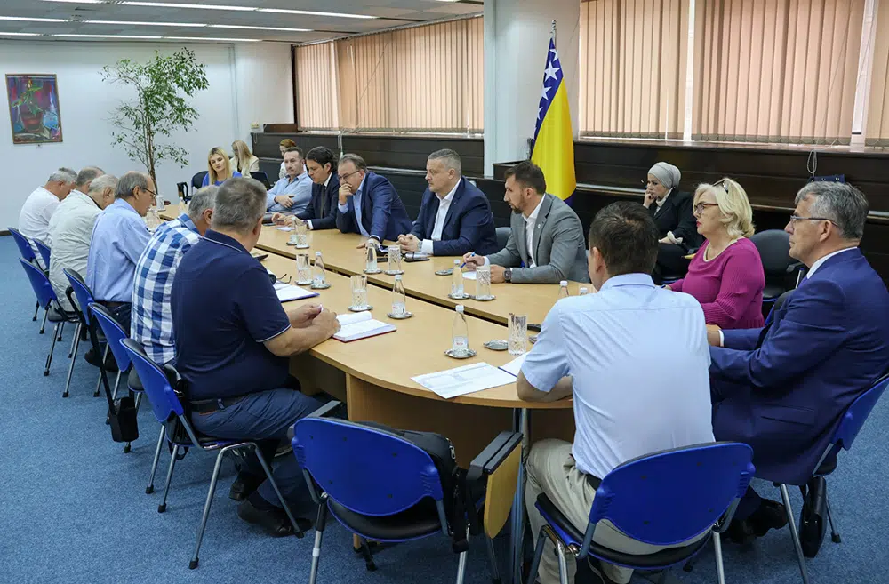 Umirovljenici u FBiH traže da im se isplati razlika do tražene jednokratne pomoći