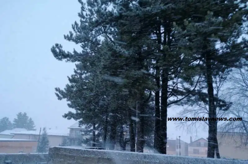 VIDEO: DOBRO vam snježno jutro iz Tomislavgrada, snijeg pada li pada