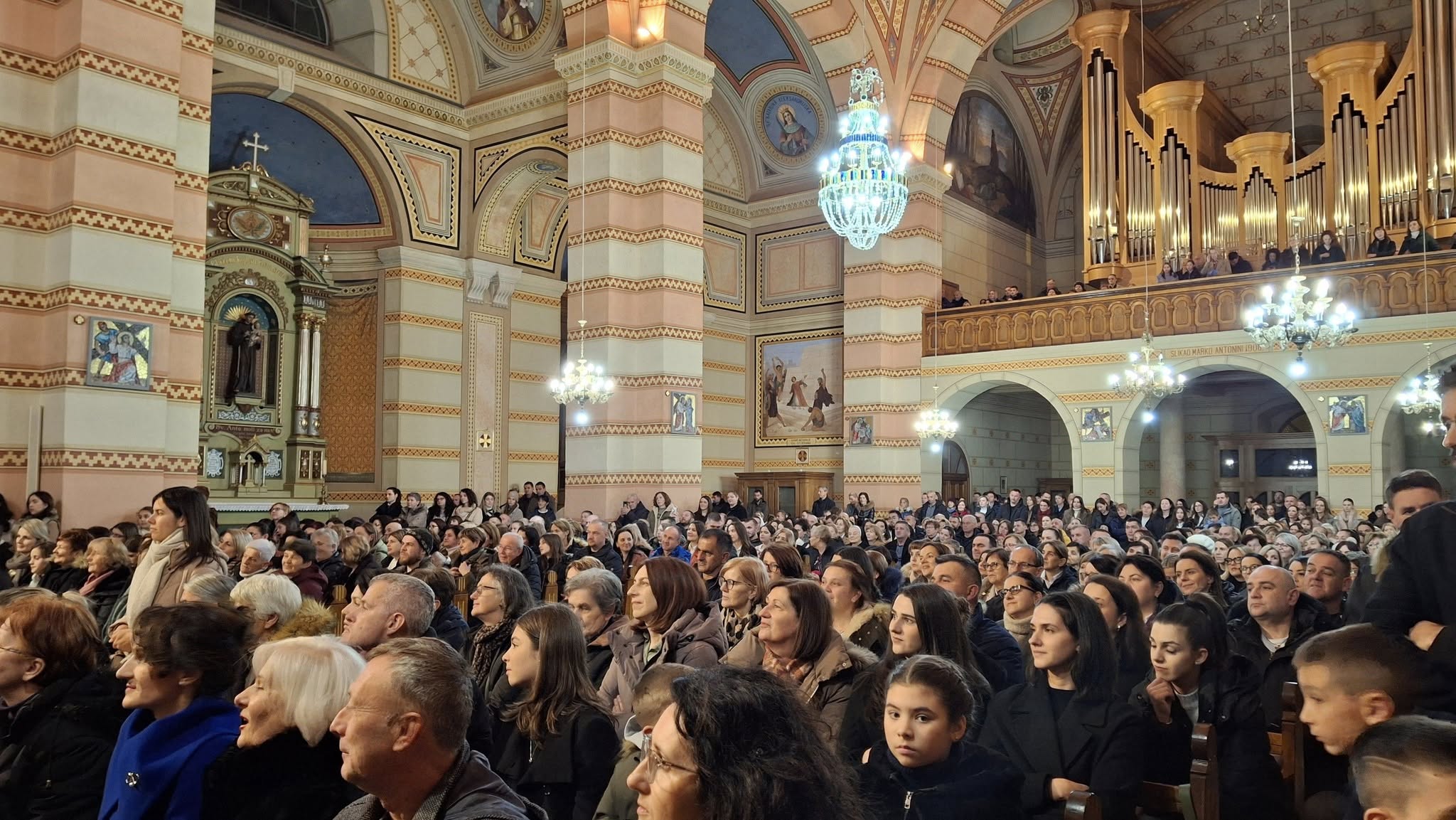 Može biti slika sljedećeg: violina, bazilika nacionalnog svetišta Bezgrešnog začeća i gomila