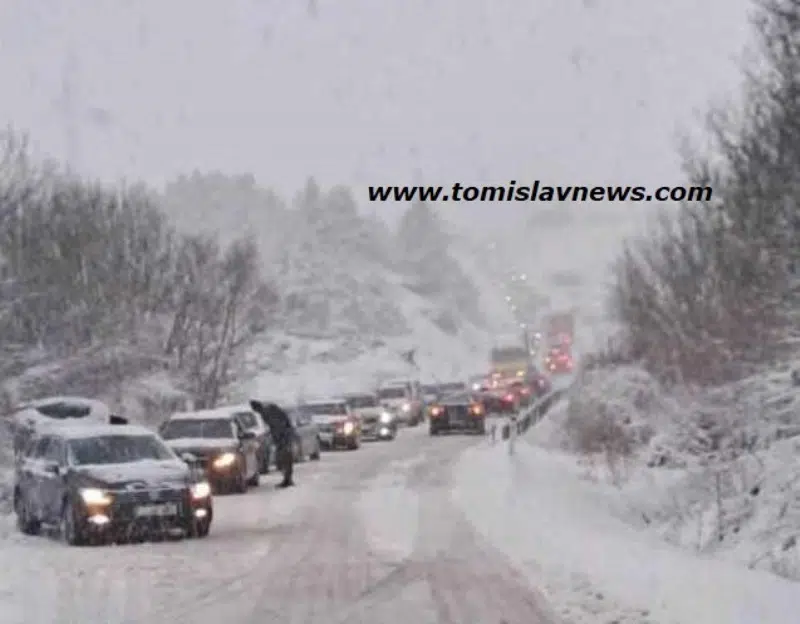 FOTO VIDEO: Duvanjski kraj zametan snijegom, isto je i na Kupresu, a u cijeloj HBŽ prometnice teško prohodne!