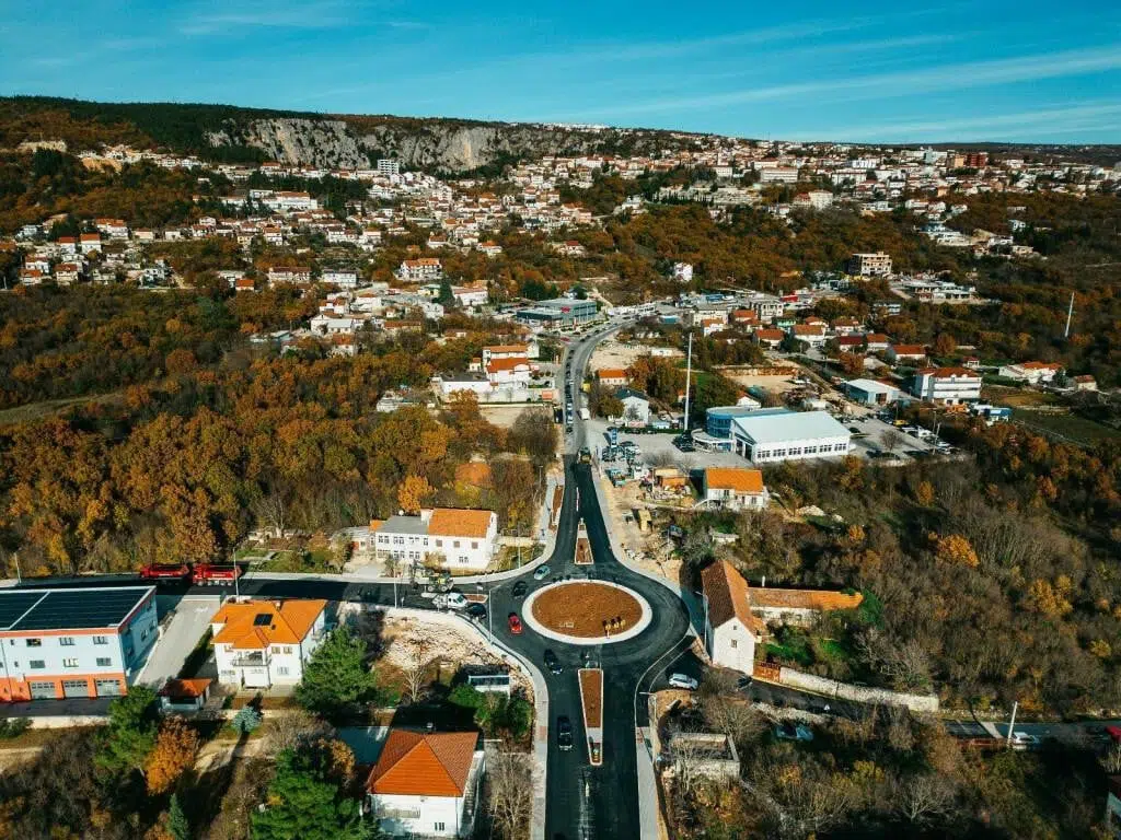 Imotski nema ni jedan semafor, nema ni normalan parking, ali zato ima rotore! A kad će se riješiti najopasnije križanje?
