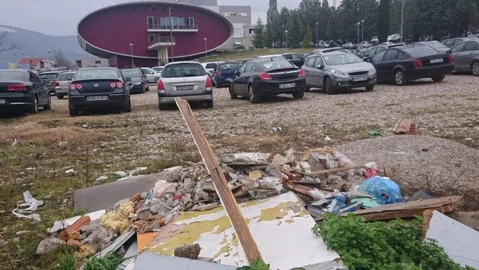 Otpad odložen u neposrednoj blizini Klinike za onkologiju SKB-a Mostar!