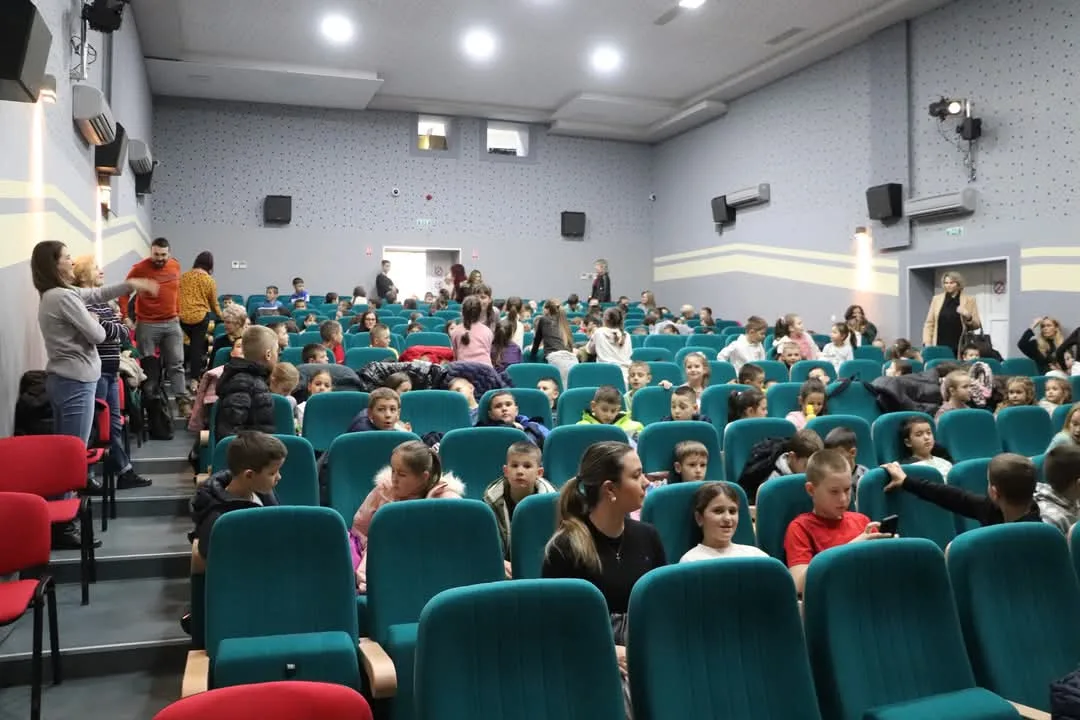 Osnovci uživali u predstavi “Ježeva kućica” u izvedbi Škole mjuzikla i glume KIC Tomislavgrad