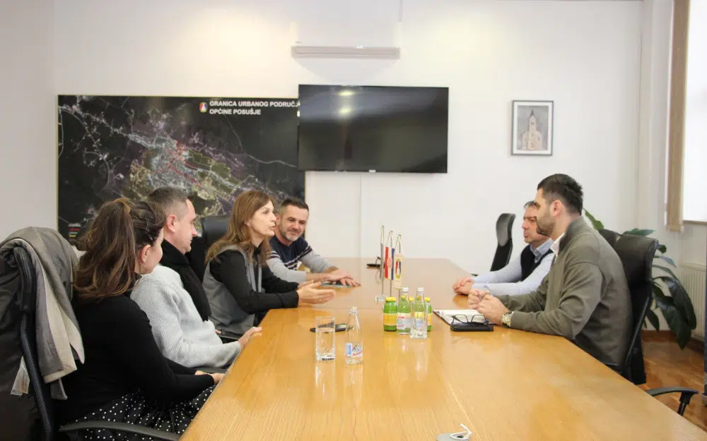 Posuški načelnik s ravnateljima škola o novim mjerama za poboljšanje sigurnosti