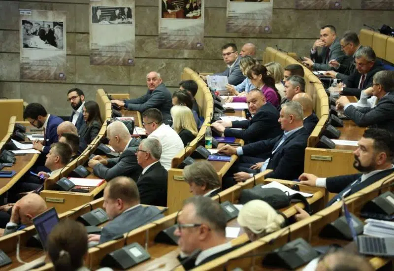 Usvojen proračun Federacije: Predviđena pomoć poplavljenim područjima, osigurana veća izdvajanja za mirovine