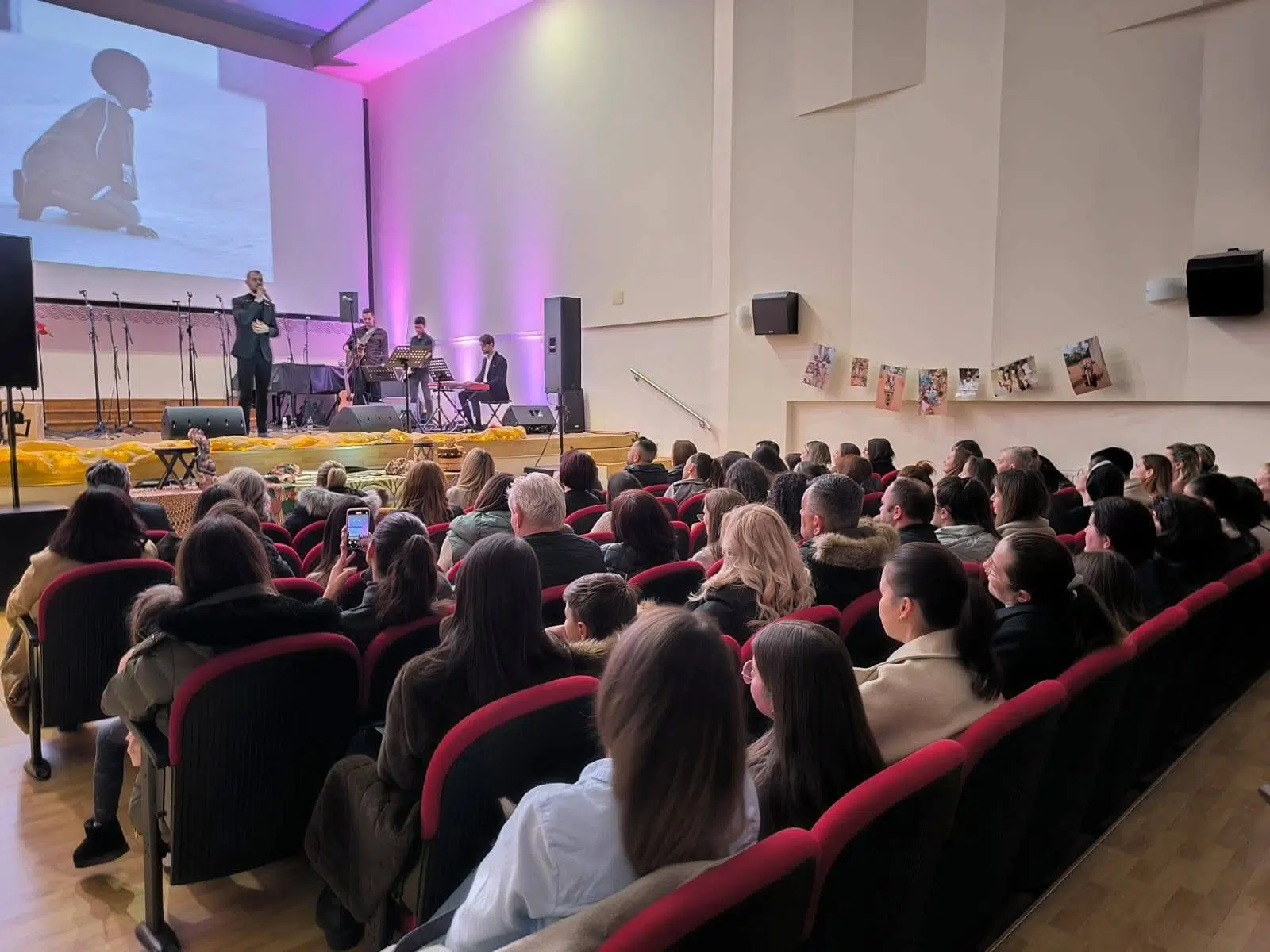 Treći od četiri humanitarna koncerta „Hercegovina za Afriku“ održan je večeras u kinodvorani u Posušju.