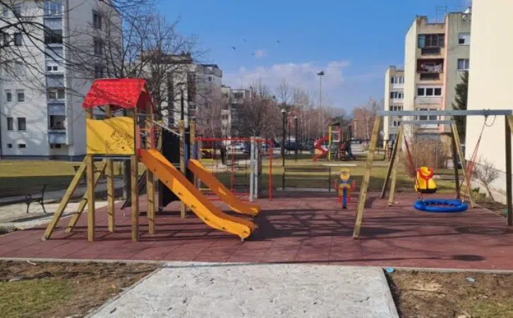 FOTO: U Livnu postavljeno novo dječje igralište