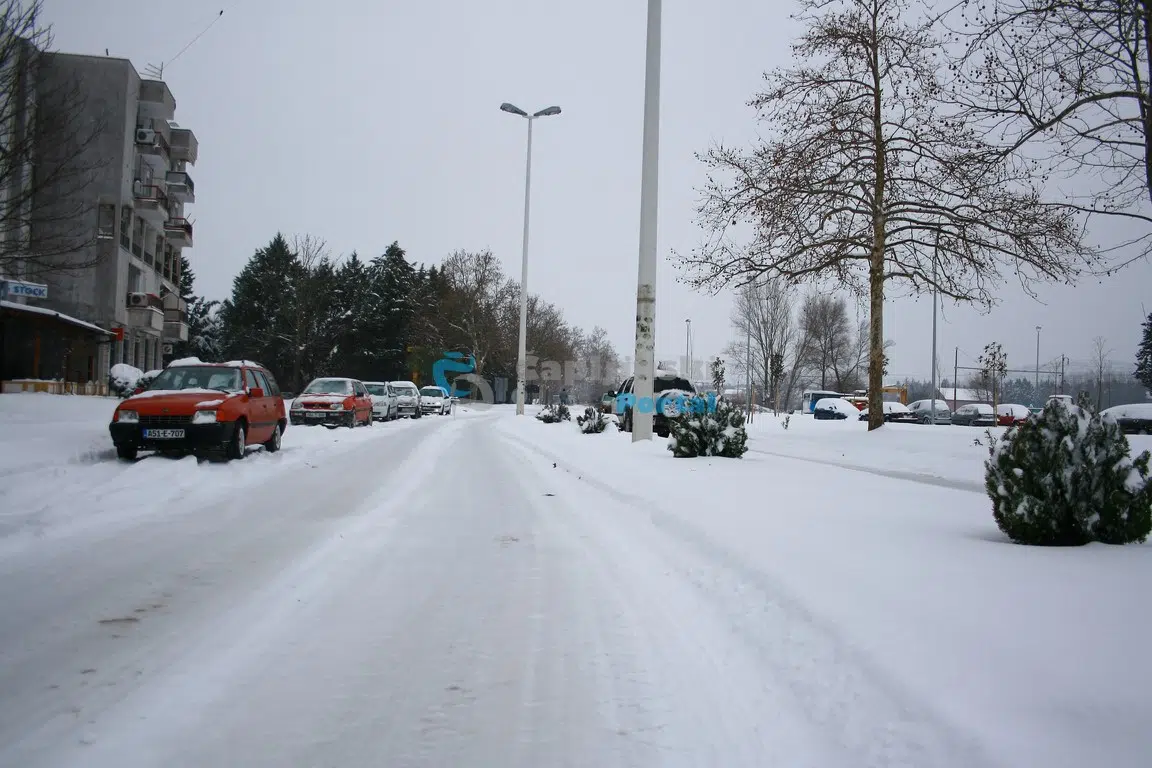VIDEO | Snijeg otežao promet u BiH, duge kolone na graničnim prijelazima