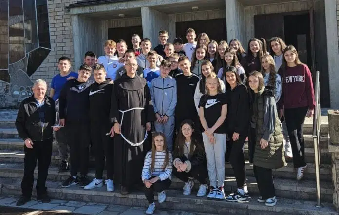 Školarac iz Rakitna oduševio recitacijom pjesme “Ako ne znaš što