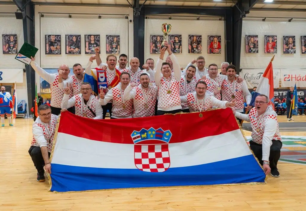 Hrvatski svećenici osvojili broncu na Europskom prvenstvu u malom nogometu pa proslavili uz Thompsonov hit