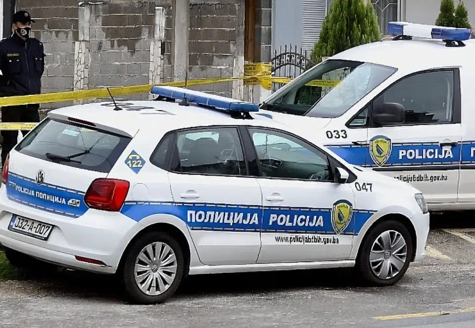 Policija u kući u Brčkom našla 31 dijete. Imali su hrvatske putovnice? Troje uhićenih