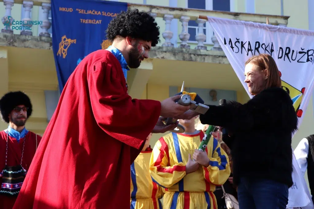 FOTO | Maškarska Republika preuzela vlast u Čapljini: Gradonačelnica predala ključeve grada