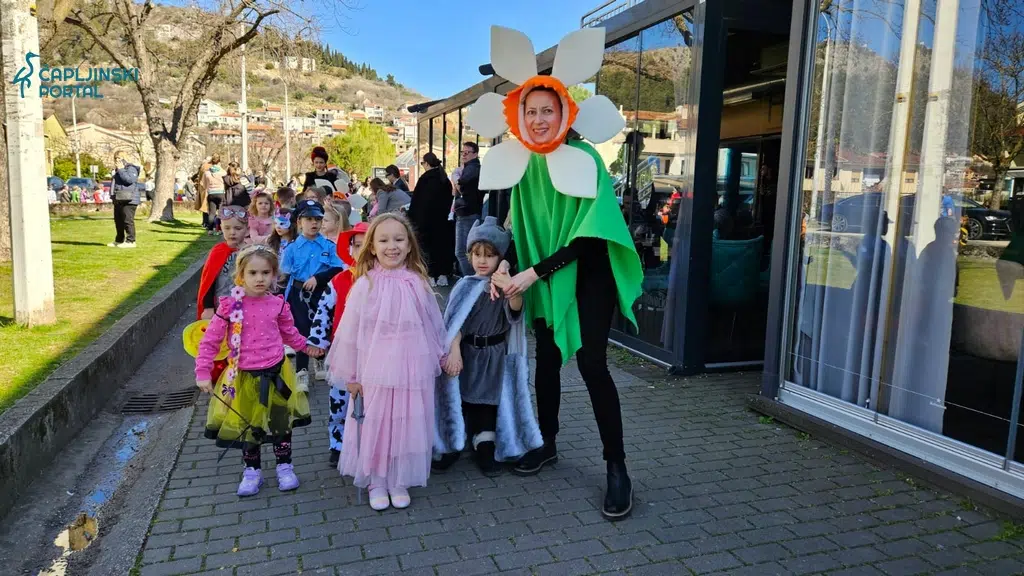 FOTO | Vesela povorka: Mališani iz Dječjeg vrtića Čapljina u šarenim maskama prodefilirali gradom