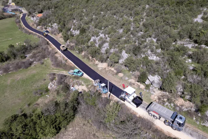 FOTO: Asfaltiranje pristupne ceste Gradac- Dobrovo