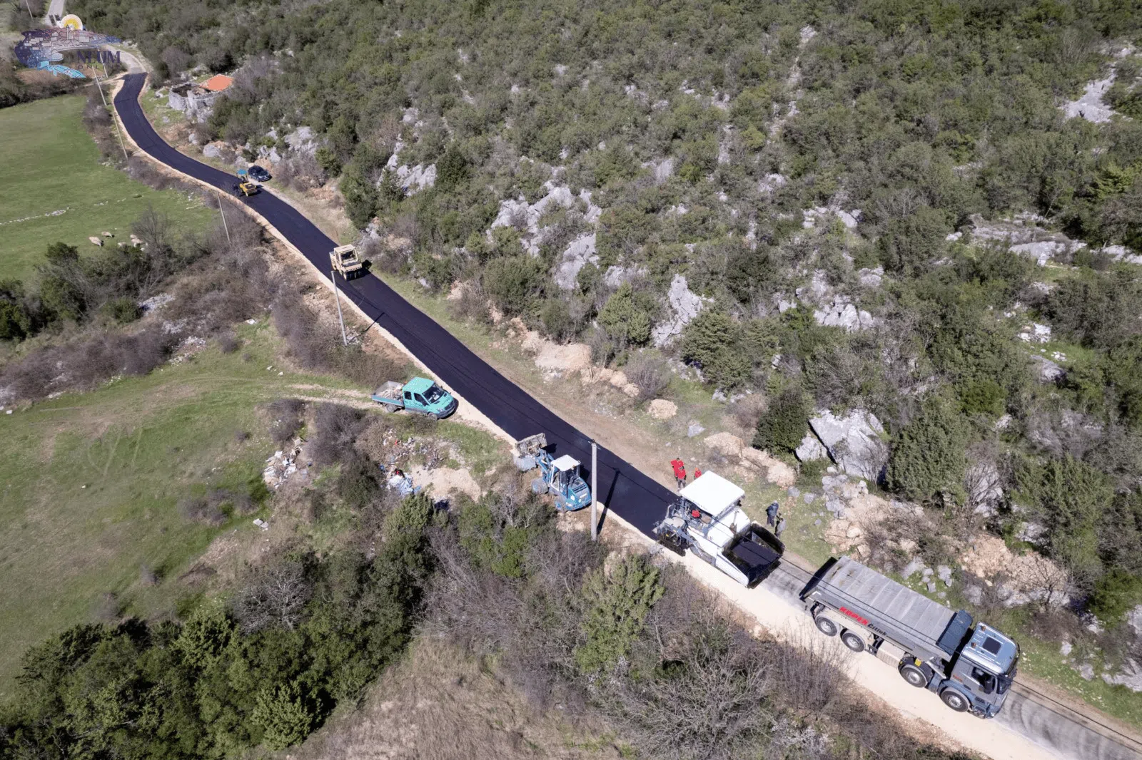 FOTO: Asfaltiranje pristupne ceste Gradac- Dobrovo