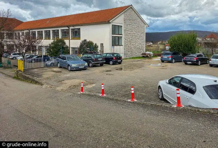 Nakon tri nesreće u 20 dana, postavljeni stupići ispred škole