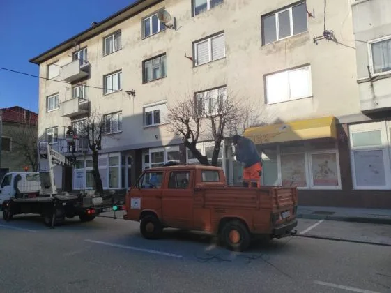 Početak proljeća u Tomislavgradu: Orezivanje drveća i nastavak radova na kružnom toku (foto/video)
