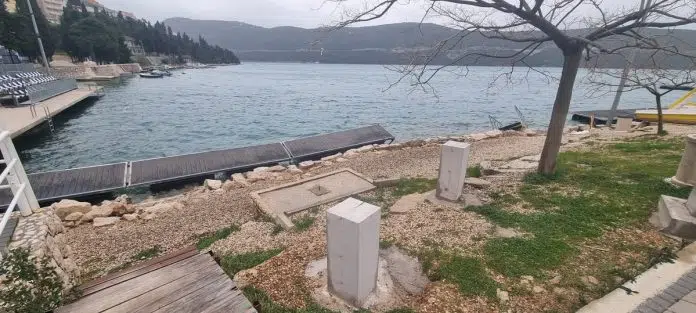 Snažni udari vjetra otpuhali dio vaterpolo igrališta u susjednu nam
