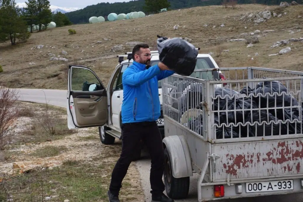 Župa Seonica: fra Sretan Ćurčić i framaši za Dan voda prikupili sto vreća smeća od Crvenica do Mesihovine