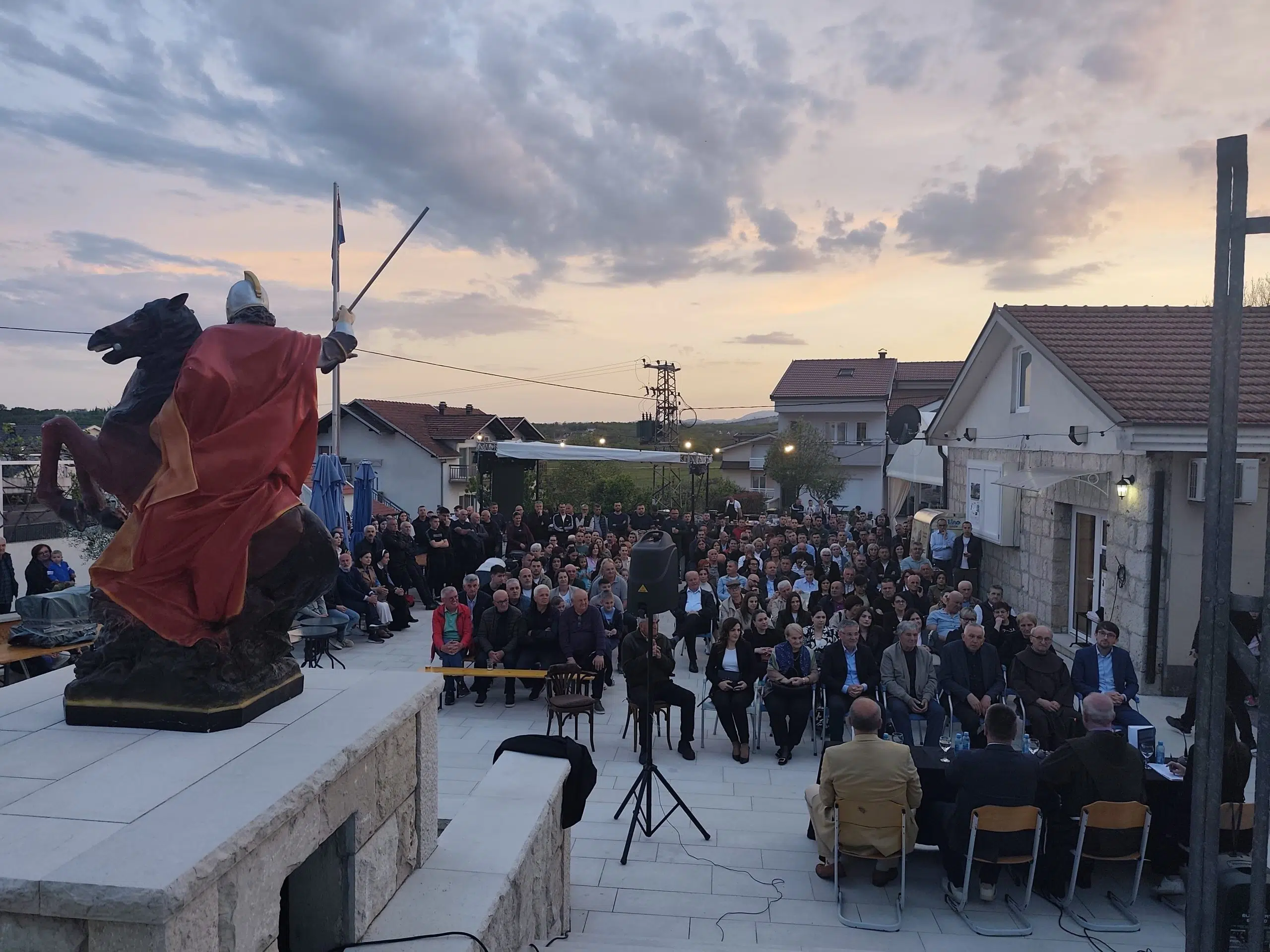 FOTO: Predstavljena knjiga “Dragićina – rodoslovlja, povijest, sudbine”
