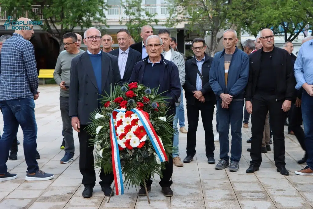 FOTO | Branitelji Prve čapljinske satnije odali počast suborcima na Trgu hrvatske slobode
