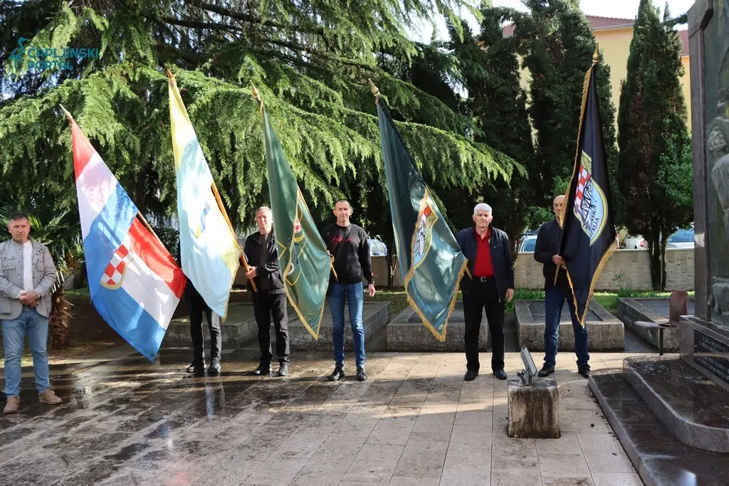 FOTO | Položeni vijenci, zapaljene svijeće i održana misa za poginule i umrle branitelje Prve čapljinske satnije