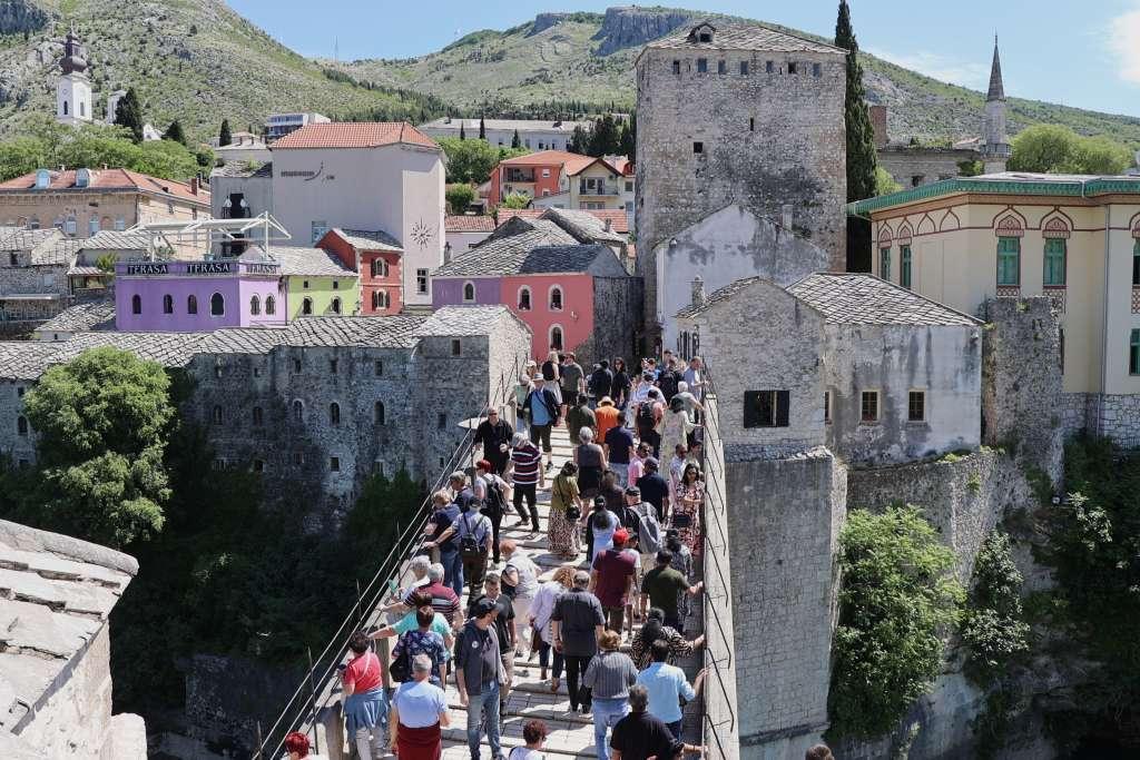 Ekipi RTV Herceg-Bosne zabranjeno snimanje na Starom mostu, uslijedile prijetnje i fizički nasrtaj