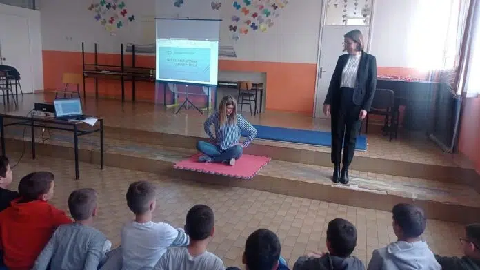 Grudskim osnovcima održano predavanje na temu skolioze