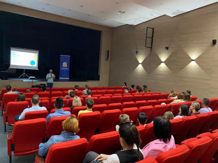 Ljubuški: U Kulturnom centru održano predavanje: „Djeca na internetu –